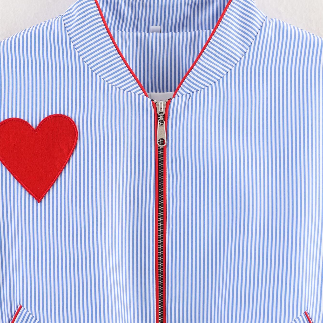Striped heart-shaped patch with zipper pocket jacket